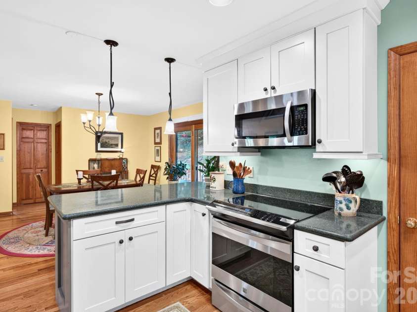 127 Woodburn Drive, Swannanoa, NC 28778.  MLS# CAR4392652, YatesRealty ID 35633. 