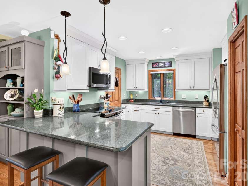 127 Woodburn Drive, Swannanoa, NC 28778.  MLS# CAR4392652, YatesRealty ID 35633. 