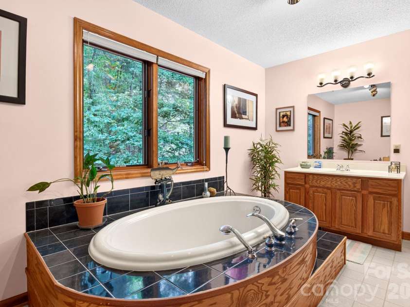 127 Woodburn Drive, Swannanoa, NC 28778.  MLS# CAR4392652, YatesRealty ID 35633. 