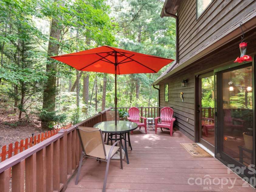 127 Woodburn Drive, Swannanoa, NC 28778.  MLS# CAR4392652, YatesRealty ID 35633. 