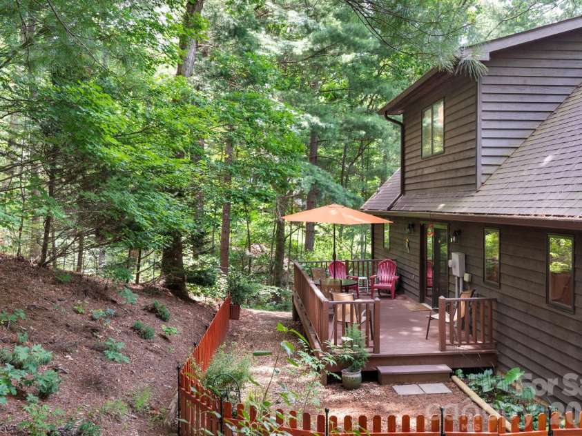 127 Woodburn Drive, Swannanoa, NC 28778.  MLS# CAR4392652, YatesRealty ID 35633. 