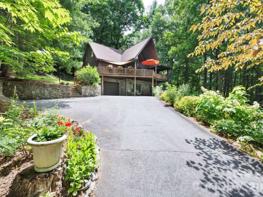 127 Woodburn Drive, Swannanoa, NC 28778.  MLS# CAR4392652, YatesRealty ID 35633. 