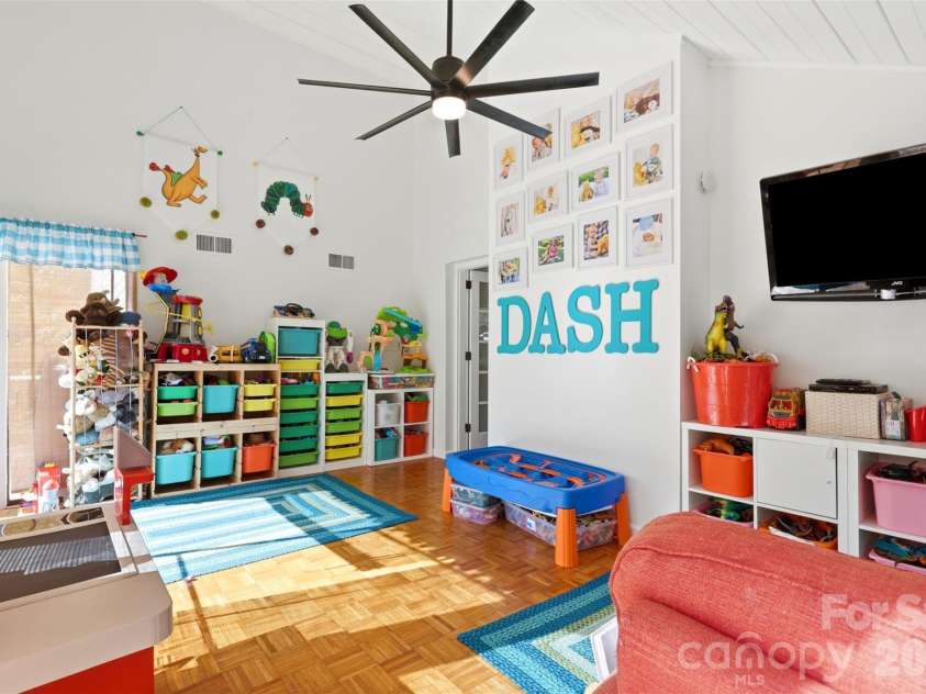 2201 Armstrong Park Drive, Gastonia, NC 28054.  MLS# CAR4399022, YatesRealty ID 35637. Sunroom