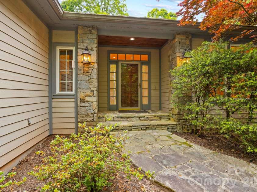 132 Berry Creek Drive, Flat Rock, NC 28731.  MLS# CAR4342360, YatesRealty ID 3564. 