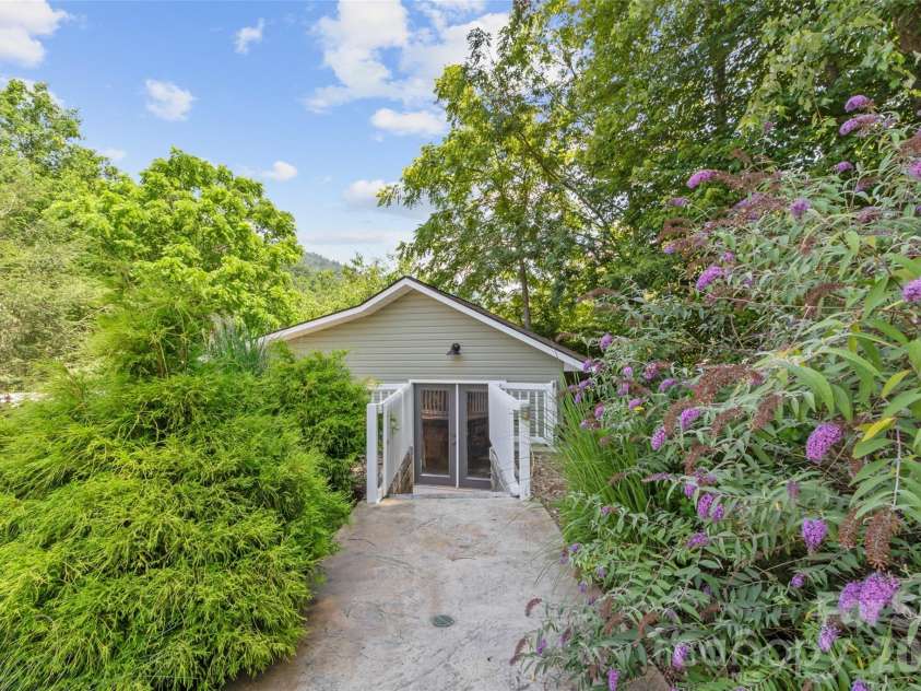 189 Poverty Branch Road, Barnardsville, NC 28709.  MLS# CAR4354105, YatesRealty ID 3564. Detached studio/workshop