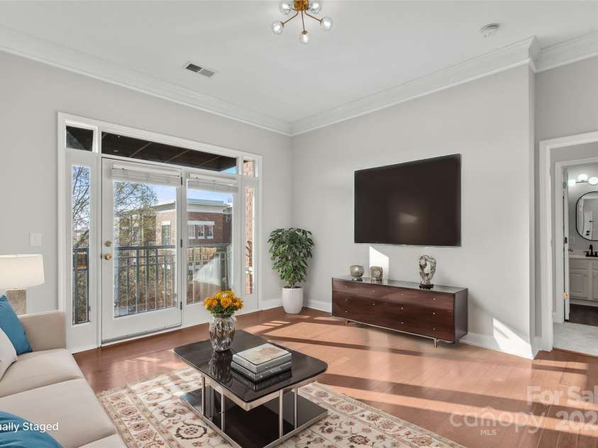 792 Davidson Street, Charlotte, NC 28202.  MLS# CAR4235117, YatesRealty ID 3564. Premium Top Level Condo with 10 Foot Ceilings