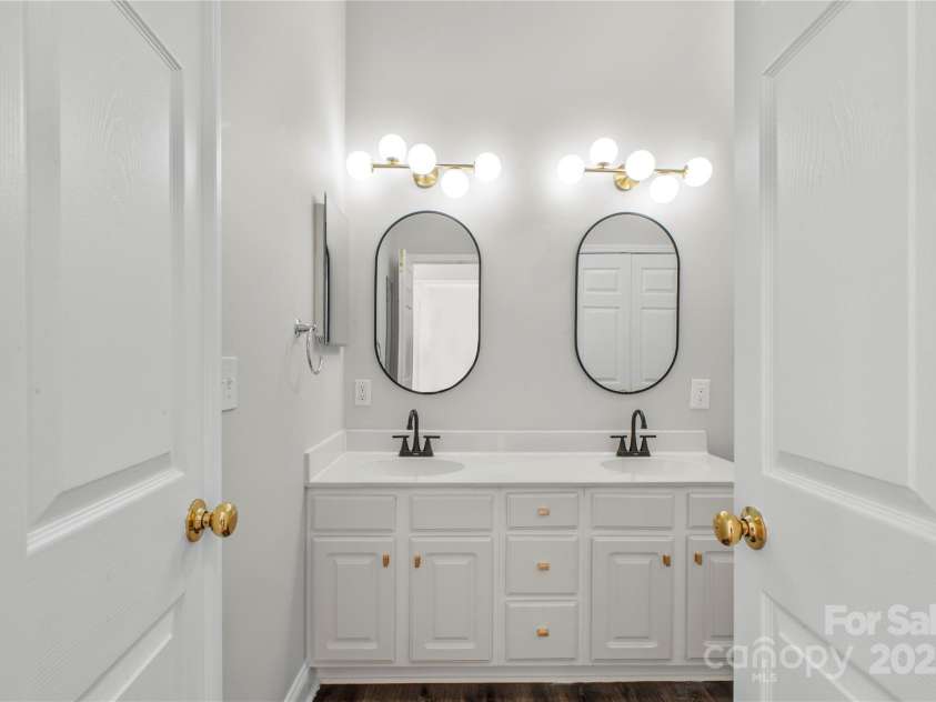 792 Davidson Street, Charlotte, NC 28202.  MLS# CAR4235117, YatesRealty ID 3564. Primary En Suite Bathroom with Dual Vanities