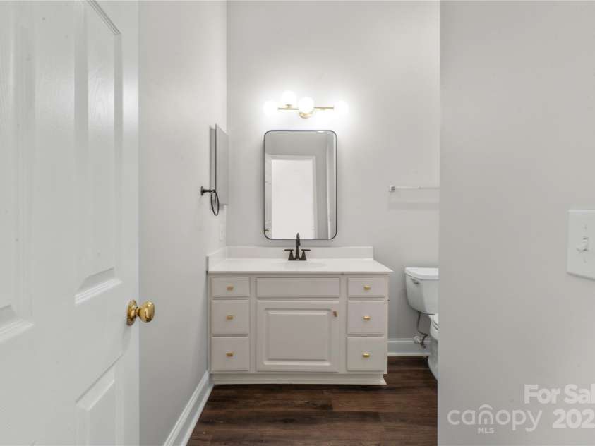 792 Davidson Street, Charlotte, NC 28202.  MLS# CAR4235117, YatesRealty ID 3564. Second Full Bathroom with Updated LVP Floors and Light