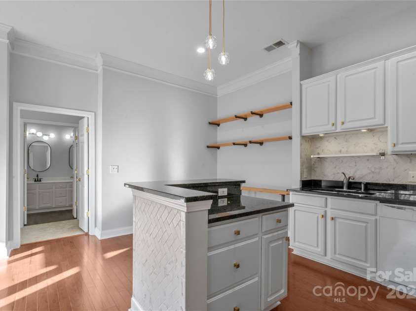 792 Davidson Street, Charlotte, NC 28202.  MLS# CAR4235117, YatesRealty ID 3564. Upgraded Tile Accents on Island and Tile Backsplash