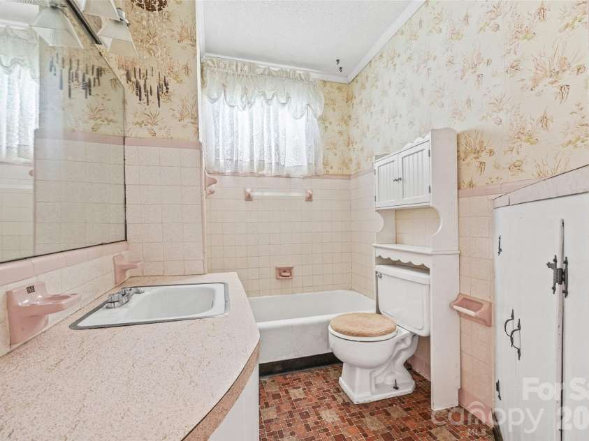 14 Barrow Street, Rock Hill, SC 29730.  MLS# CAR4401300, YatesRealty ID 35645. Shared bathroom.