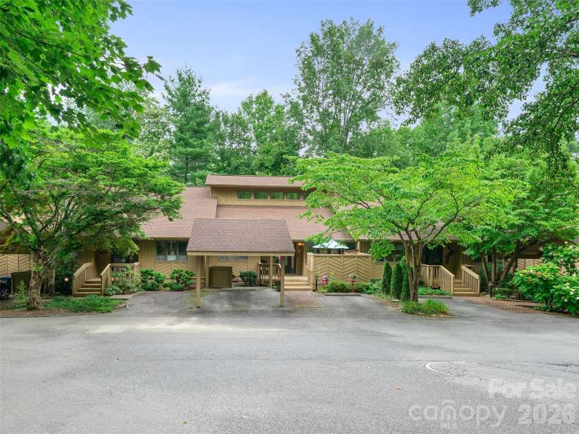 303 White Oak Drive, Hendersonville, NC 28791.  MLS# CAR4401721, YatesRealty ID 35649. 