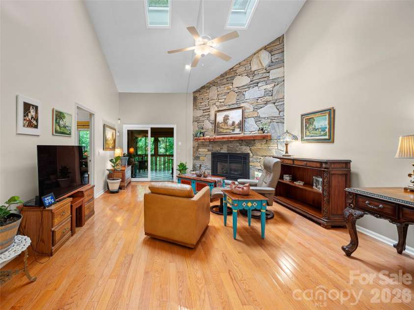 303 White Oak Drive, Hendersonville, NC 28791.  MLS# CAR4401721, YatesRealty ID 35649. 