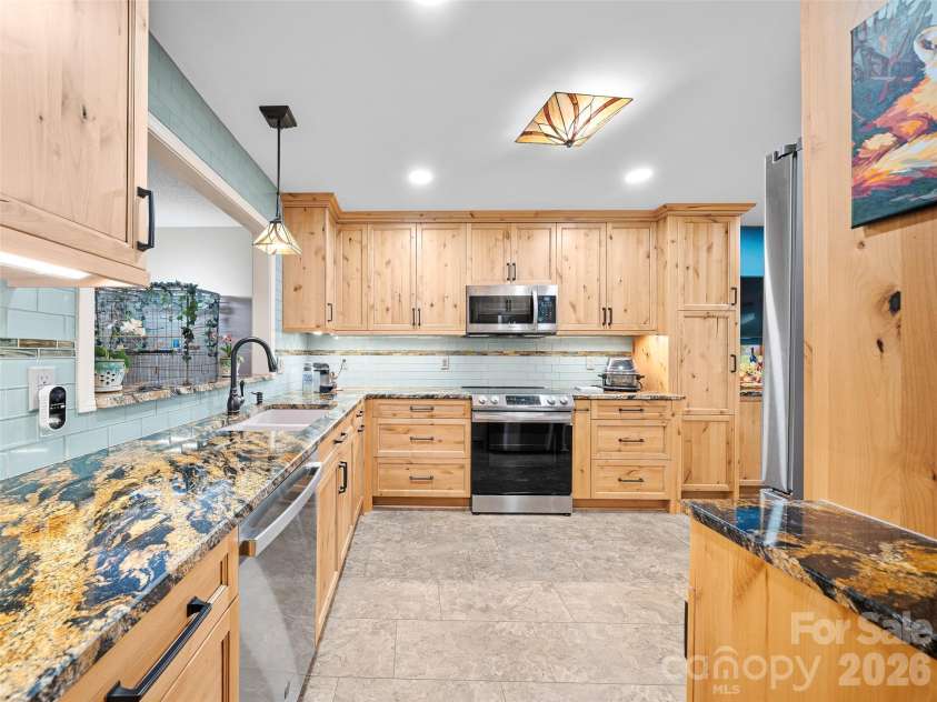 303 White Oak Drive, Hendersonville, NC 28791.  MLS# CAR4401721, YatesRealty ID 35649. 