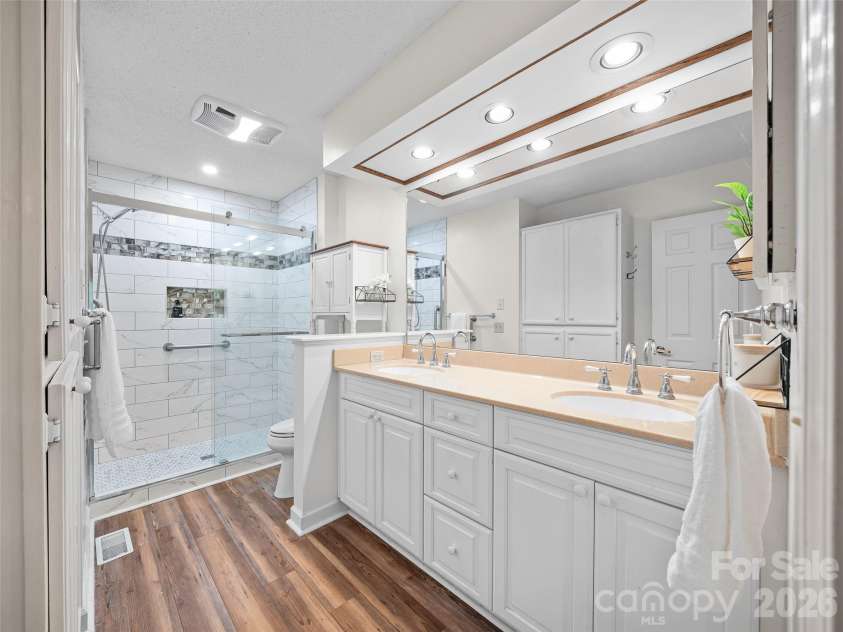 303 White Oak Drive, Hendersonville, NC 28791.  MLS# CAR4401721, YatesRealty ID 35649. 