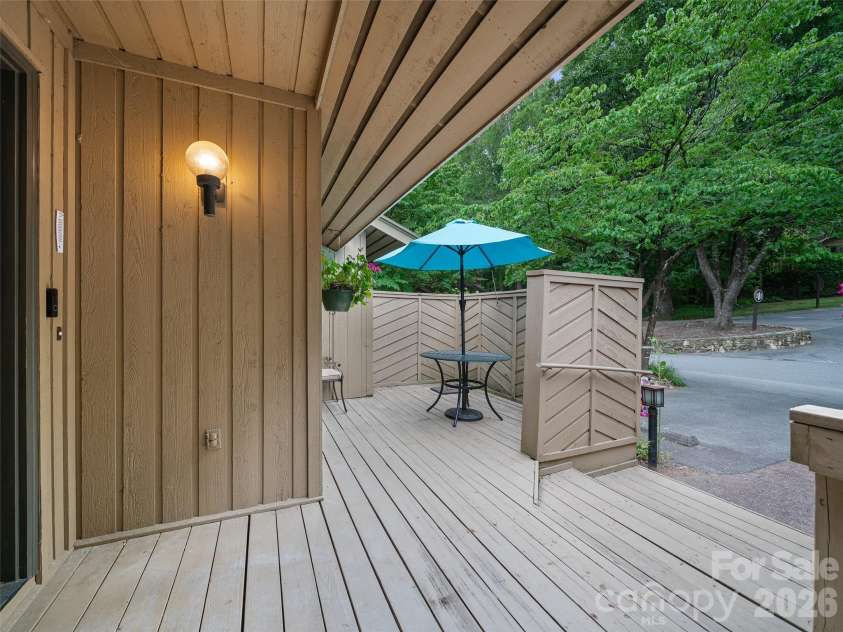 303 White Oak Drive, Hendersonville, NC 28791.  MLS# CAR4401721, YatesRealty ID 35649. 