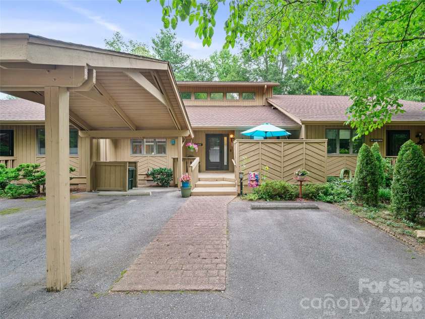 303 White Oak Drive, Hendersonville, NC 28791.  MLS# CAR4401721, YatesRealty ID 35649. 