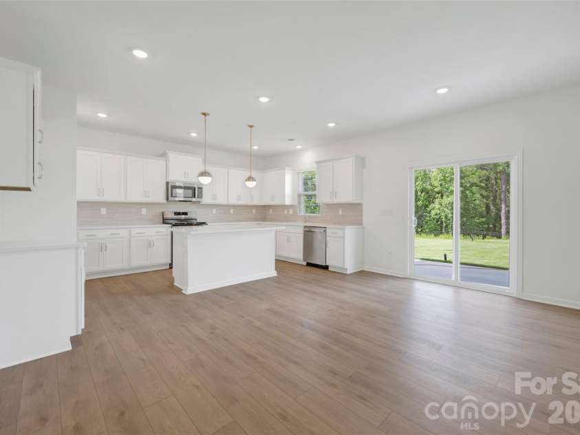 8887 Visgrove Drive, Sherrills Ford, NC 28673.  MLS# CAR4394899, YatesRealty ID 35650. Breakfast area