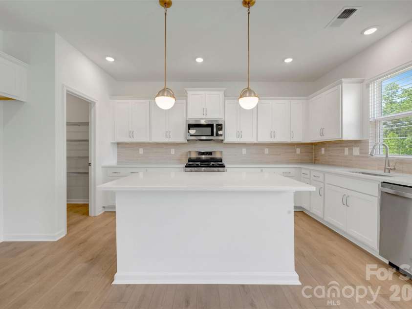 8887 Visgrove Drive, Sherrills Ford, NC 28673.  MLS# CAR4394899, YatesRealty ID 35650. Kitchen