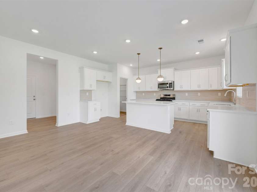 8887 Visgrove Drive, Sherrills Ford, NC 28673.  MLS# CAR4394899, YatesRealty ID 35650. Kitchen