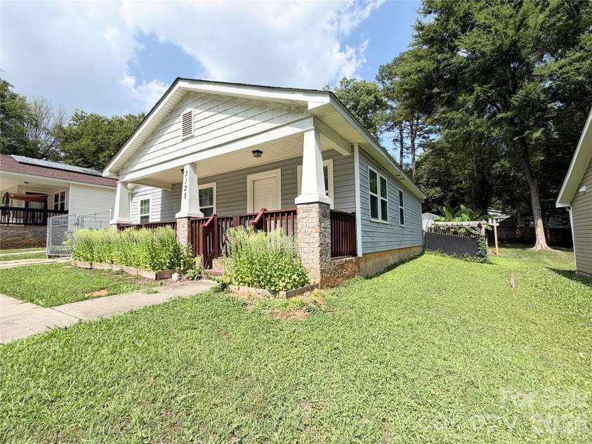 3125 Amay James Avenue, Charlotte, NC 28208.  MLS# CAR4400177, YatesRealty ID 35655. 