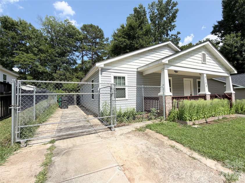 3125 Amay James Avenue, Charlotte, NC 28208.  MLS# CAR4400177, YatesRealty ID 35655. 