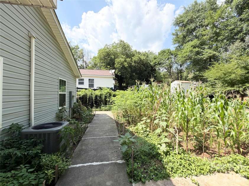 3125 Amay James Avenue, Charlotte, NC 28208.  MLS# CAR4400177, YatesRealty ID 35655. 
