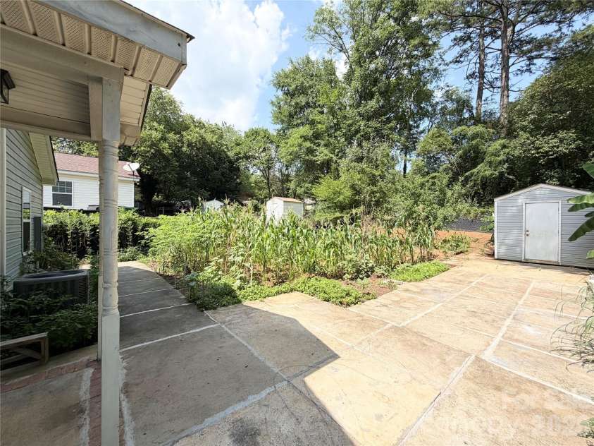 3125 Amay James Avenue, Charlotte, NC 28208.  MLS# CAR4400177, YatesRealty ID 35655. 