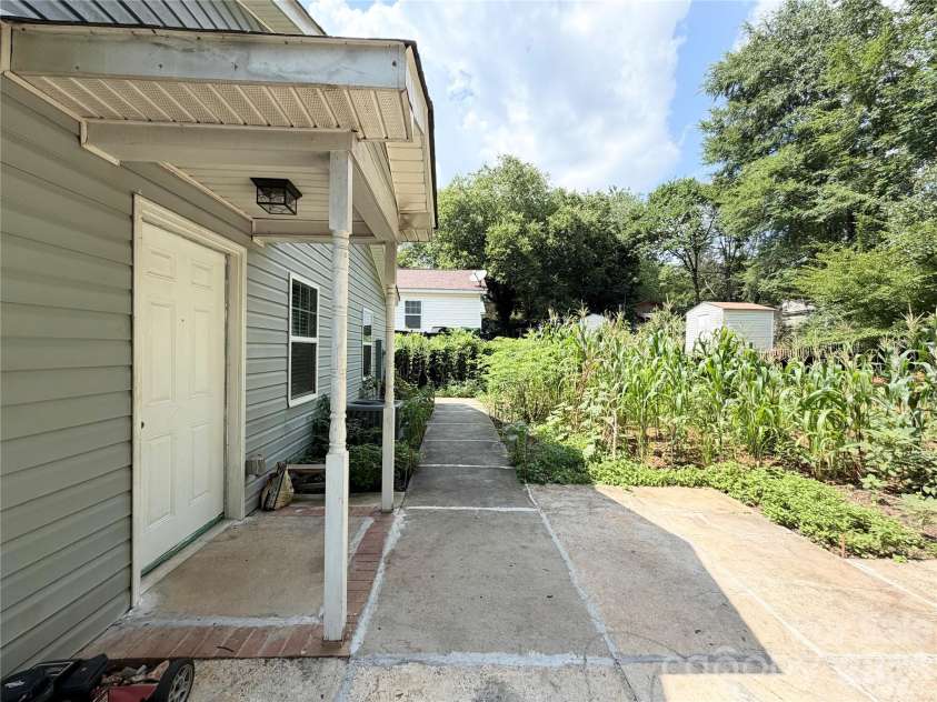3125 Amay James Avenue, Charlotte, NC 28208.  MLS# CAR4400177, YatesRealty ID 35655. 