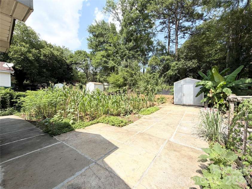 3125 Amay James Avenue, Charlotte, NC 28208.  MLS# CAR4400177, YatesRealty ID 35655. 