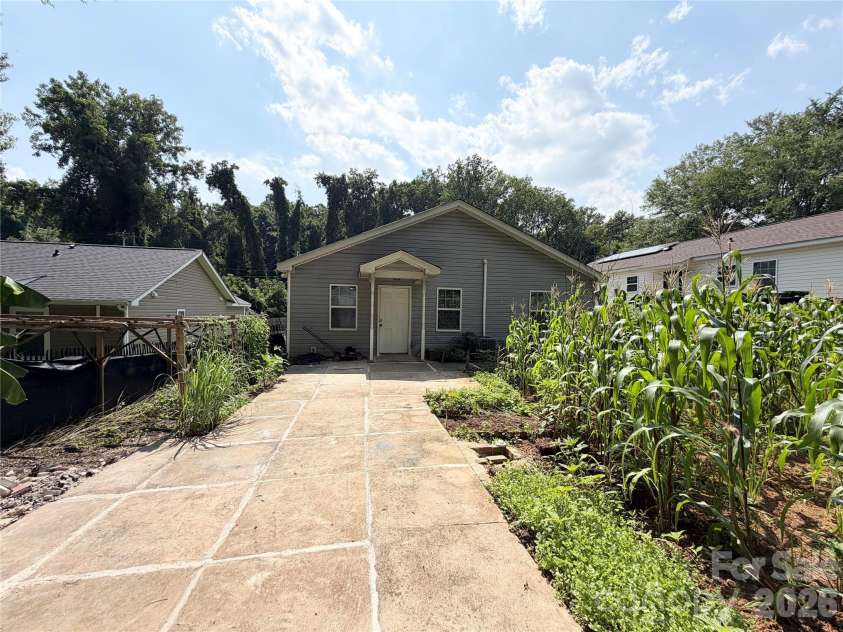 3125 Amay James Avenue, Charlotte, NC 28208.  MLS# CAR4400177, YatesRealty ID 35655. 