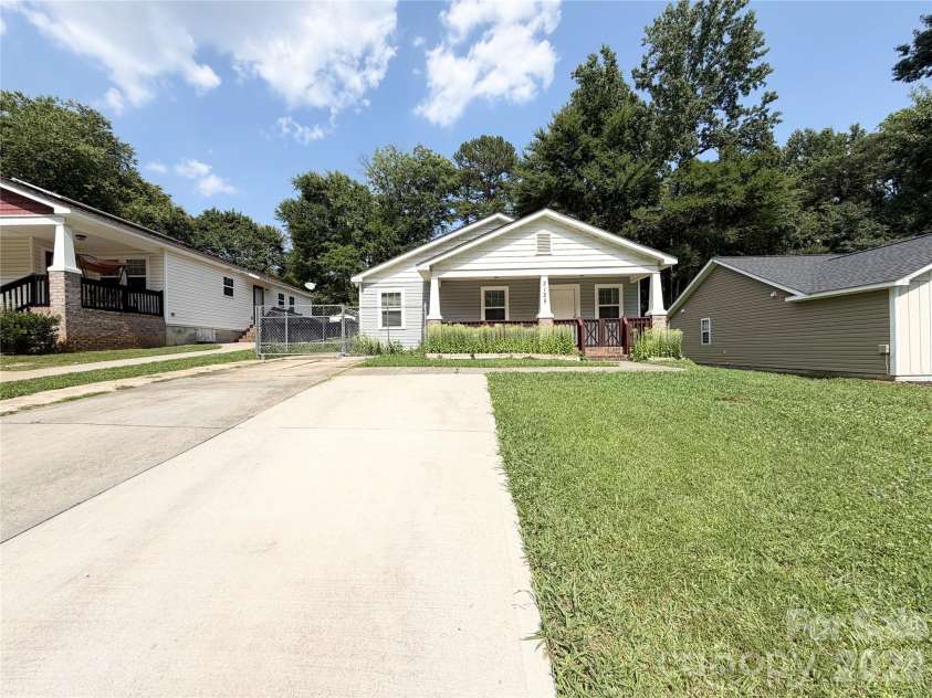 3125 Amay James Avenue, Charlotte, NC 28208.  MLS# CAR4400177, YatesRealty ID 35655. 