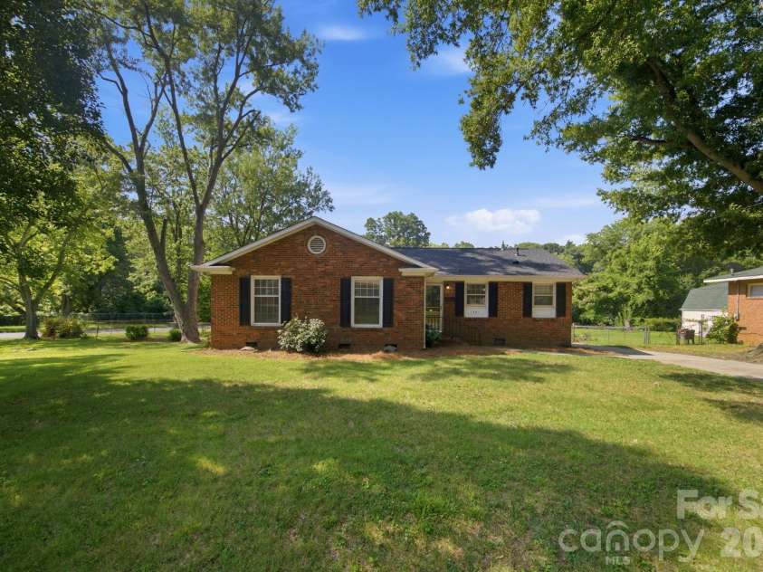 1401 Grovewood Drive, Charlotte, NC 28208.  MLS# CAR4398914, YatesRealty ID 35656. 