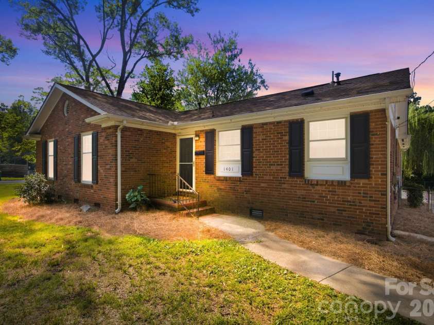 1401 Grovewood Drive, Charlotte, NC 28208.  MLS# CAR4398914, YatesRealty ID 35656. 