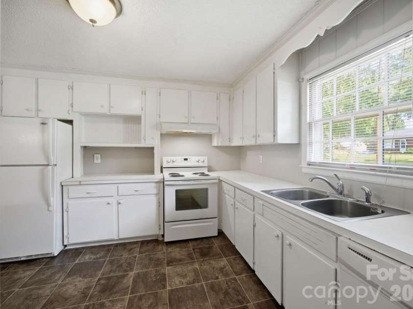 1401 Grovewood Drive, Charlotte, NC 28208.  MLS# CAR4398914, YatesRealty ID 35656. 