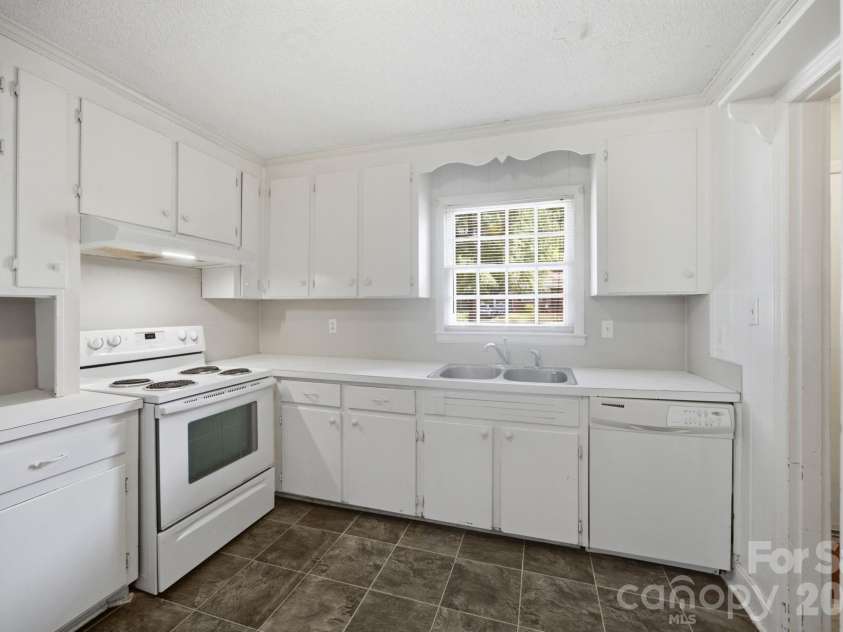 1401 Grovewood Drive, Charlotte, NC 28208.  MLS# CAR4398914, YatesRealty ID 35656. 