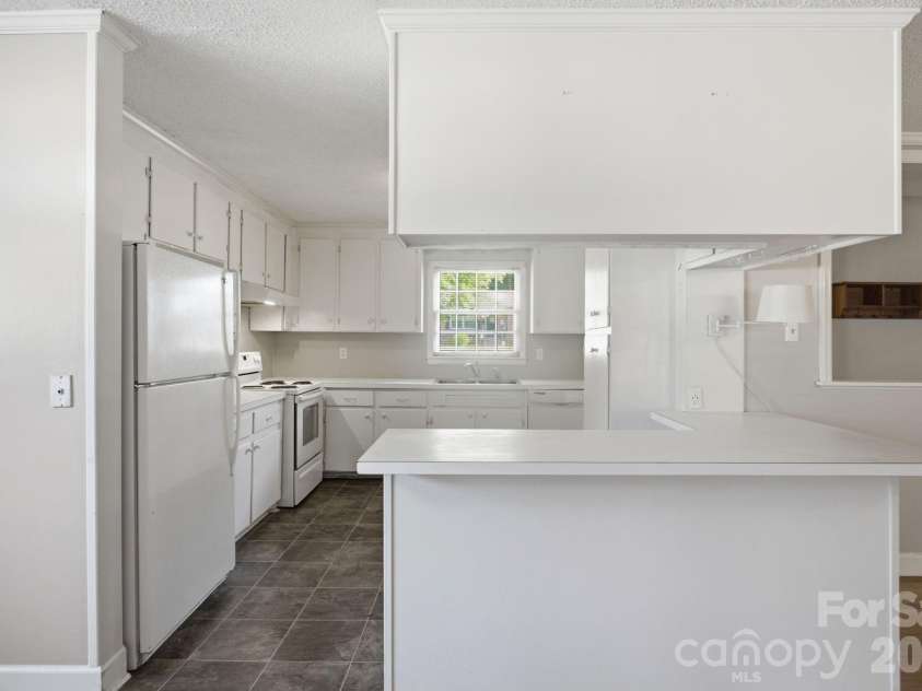 1401 Grovewood Drive, Charlotte, NC 28208.  MLS# CAR4398914, YatesRealty ID 35656. 