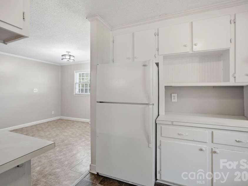 1401 Grovewood Drive, Charlotte, NC 28208.  MLS# CAR4398914, YatesRealty ID 35656. 