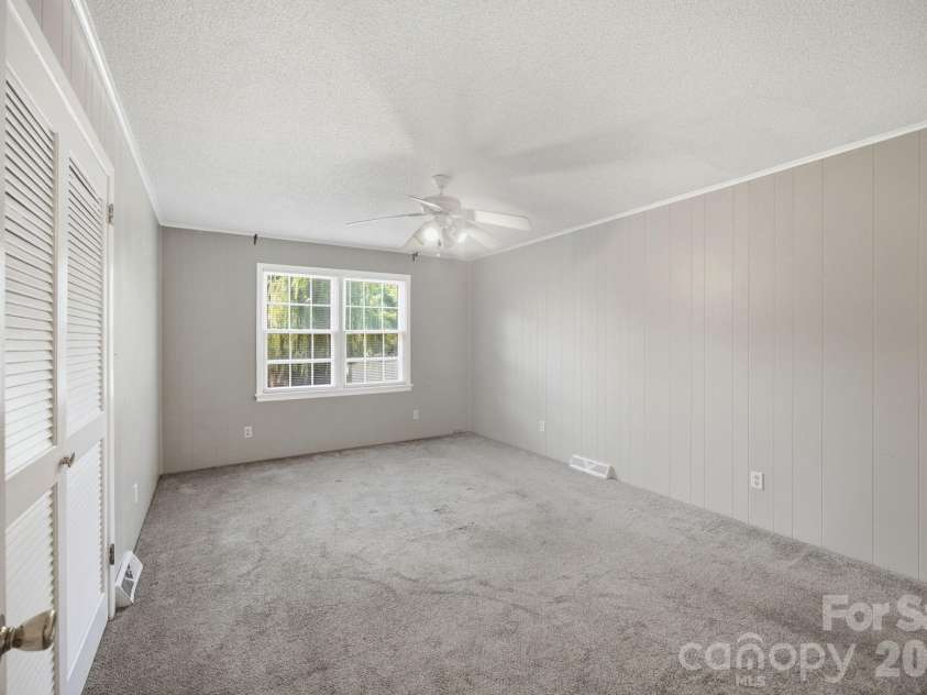 1401 Grovewood Drive, Charlotte, NC 28208.  MLS# CAR4398914, YatesRealty ID 35656. 