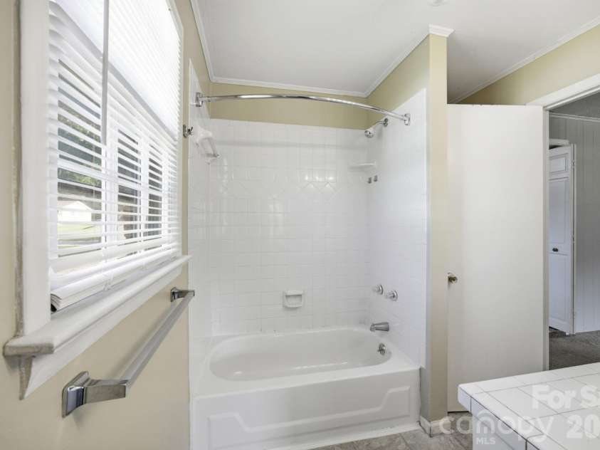 1401 Grovewood Drive, Charlotte, NC 28208.  MLS# CAR4398914, YatesRealty ID 35656. 