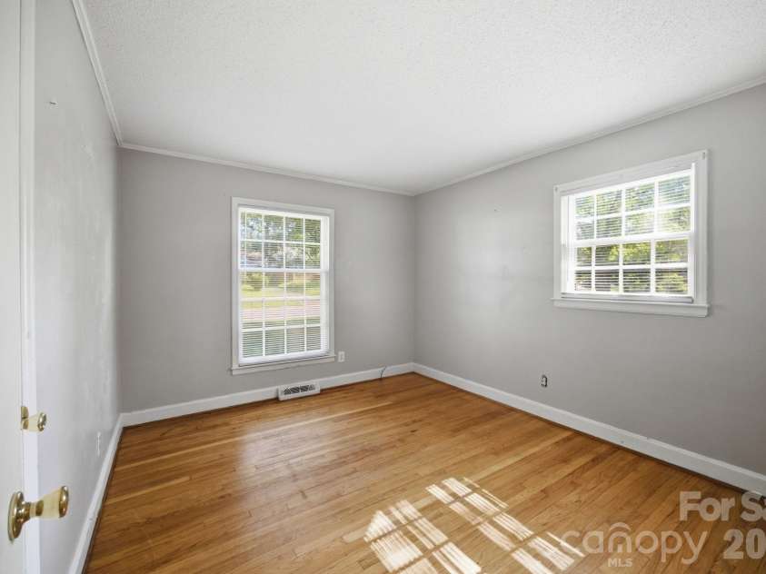 1401 Grovewood Drive, Charlotte, NC 28208.  MLS# CAR4398914, YatesRealty ID 35656. 