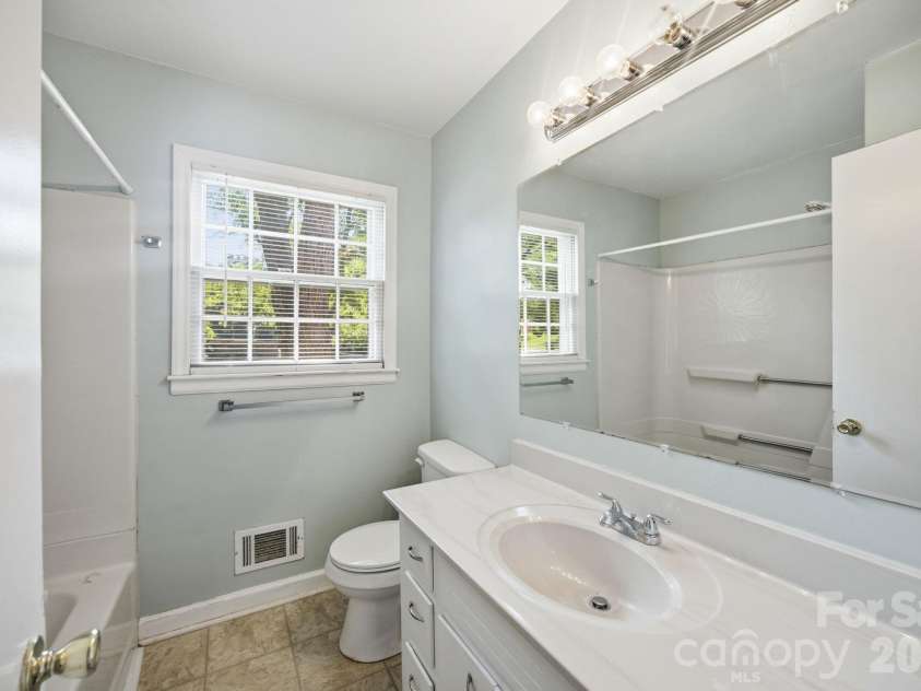 1401 Grovewood Drive, Charlotte, NC 28208.  MLS# CAR4398914, YatesRealty ID 35656. 