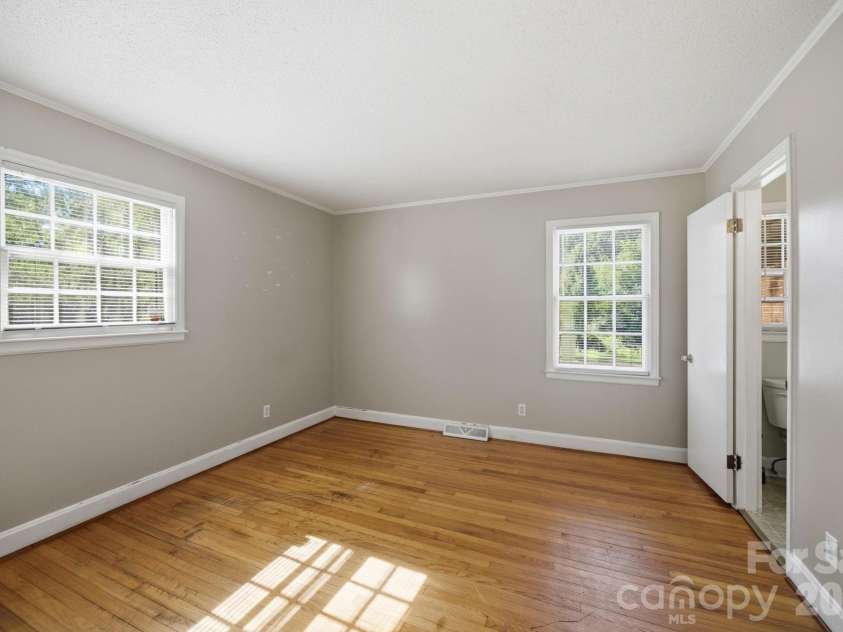 1401 Grovewood Drive, Charlotte, NC 28208.  MLS# CAR4398914, YatesRealty ID 35656. 