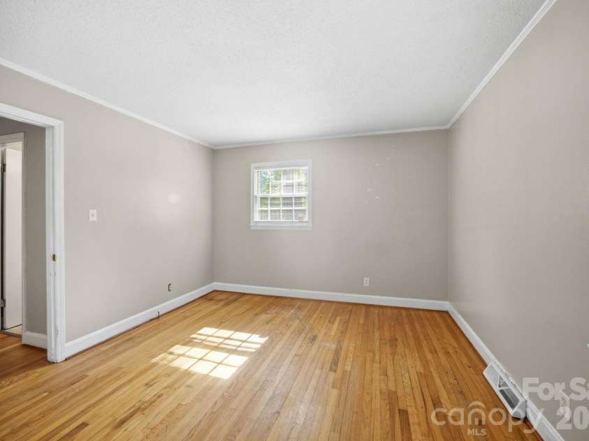 1401 Grovewood Drive, Charlotte, NC 28208.  MLS# CAR4398914, YatesRealty ID 35656. 