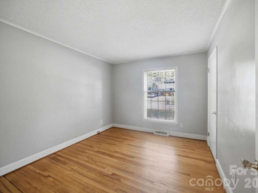 1401 Grovewood Drive, Charlotte, NC 28208.  MLS# CAR4398914, YatesRealty ID 35656. 