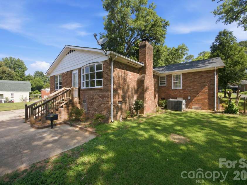 1401 Grovewood Drive, Charlotte, NC 28208.  MLS# CAR4398914, YatesRealty ID 35656. 
