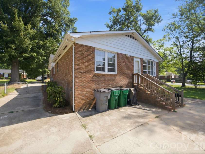 1401 Grovewood Drive, Charlotte, NC 28208.  MLS# CAR4398914, YatesRealty ID 35656. 