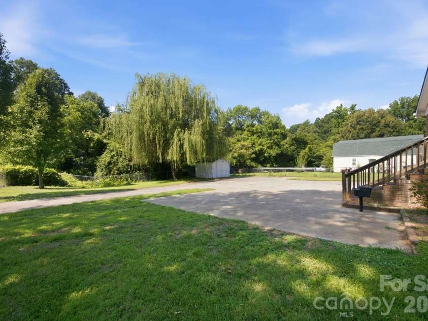 1401 Grovewood Drive, Charlotte, NC 28208.  MLS# CAR4398914, YatesRealty ID 35656. 