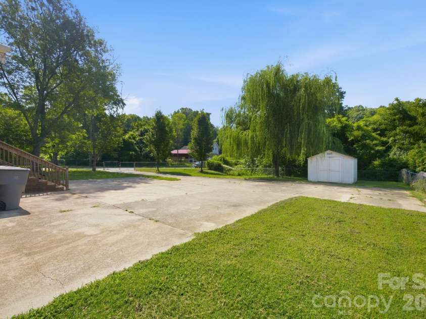 1401 Grovewood Drive, Charlotte, NC 28208.  MLS# CAR4398914, YatesRealty ID 35656. 