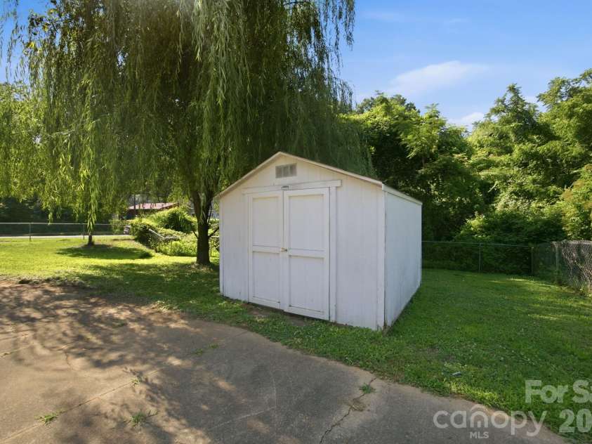 1401 Grovewood Drive, Charlotte, NC 28208.  MLS# CAR4398914, YatesRealty ID 35656. 