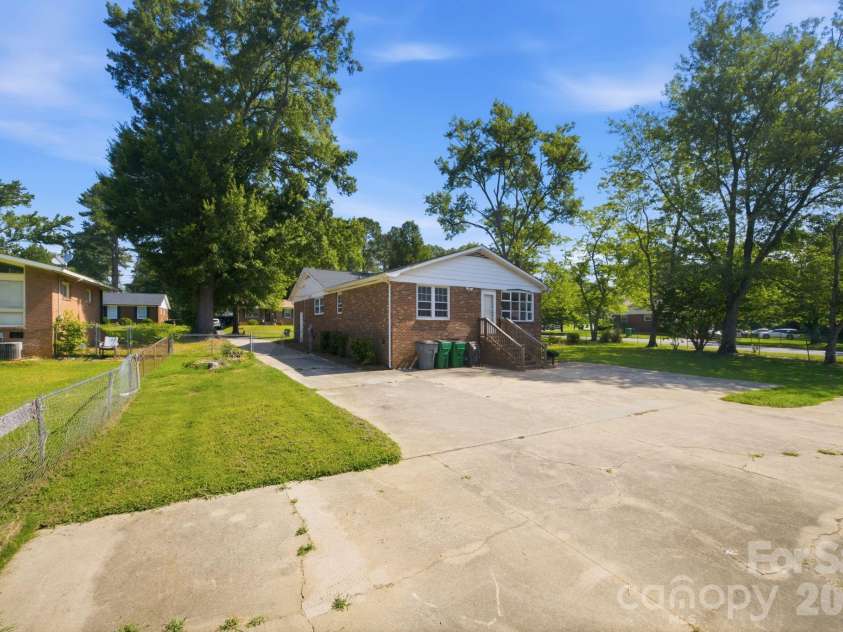 1401 Grovewood Drive, Charlotte, NC 28208.  MLS# CAR4398914, YatesRealty ID 35656. 